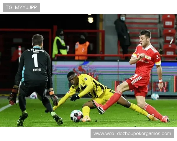 莱比锡红牛赛前训练开放,百名球迷围观奥彭达射门练习 莱比锡红牛赛前训练开放,百名球迷围观奥彭达射门练习